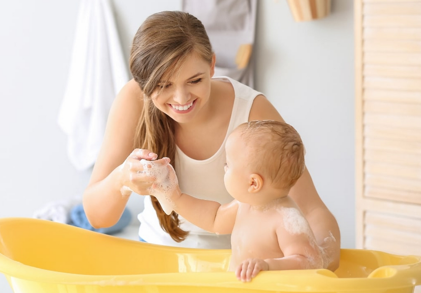 Kąpiel i noszenie niemowlęcia